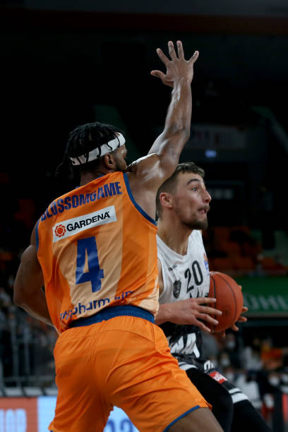 尽管年轻 尽管年轻